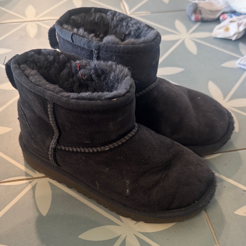 Navy Shearling-Lined Short Uggs